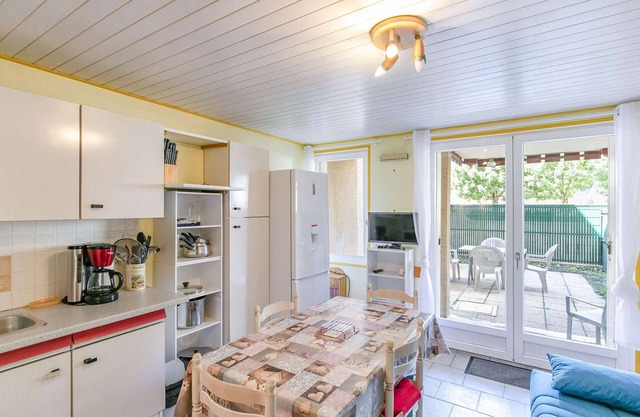 Cozy Ground Floor T2 Cabin for 6 with Balcony, WiFi, Parking, Near Ski Resorts & Amenities