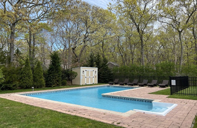 Cozy Hamptons get away, pool, minutes from beaches, shops, restaurants and more!