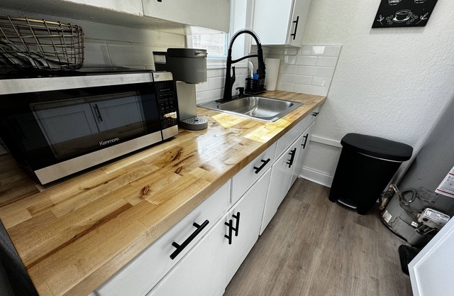 Cozy Haven: Central & Spacious 1b1b!n