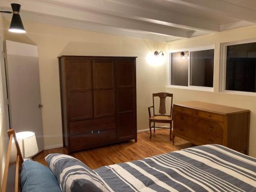 Cozy Hideaway and Hot Tub. Pet Friendly.