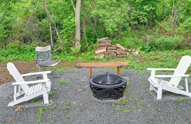 Cozy Holcombe Home w/ Fire Pit: Near Trails!