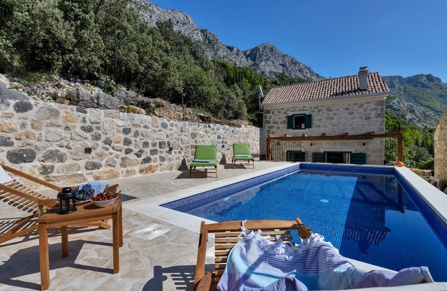 Cozy holiday home with heated pool, terrace, sea view, quiet location, WiFi,