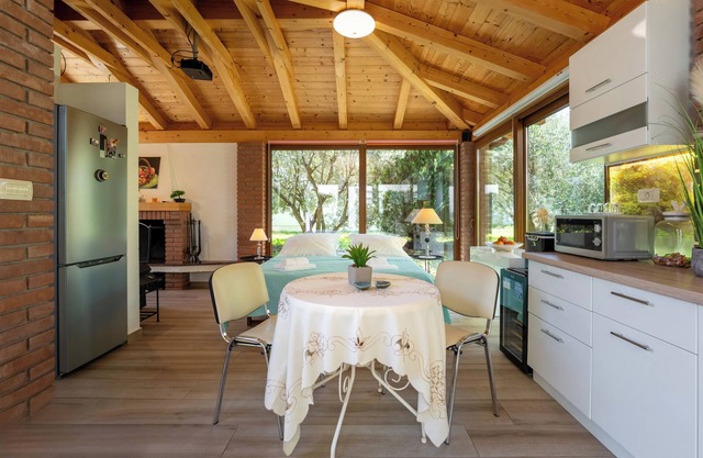 Cozy Holiday Home with Terrace & Jacuzzi - Poreč, Istria, Croatia