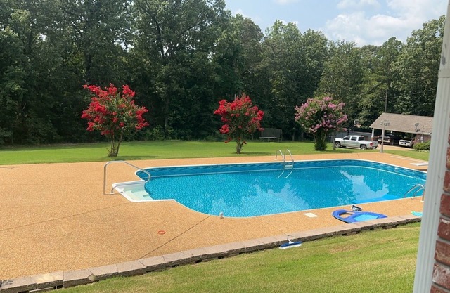 Cozy home- covered back porch and pool. 3 bedroomn25 minutes to Oxford or tupelo