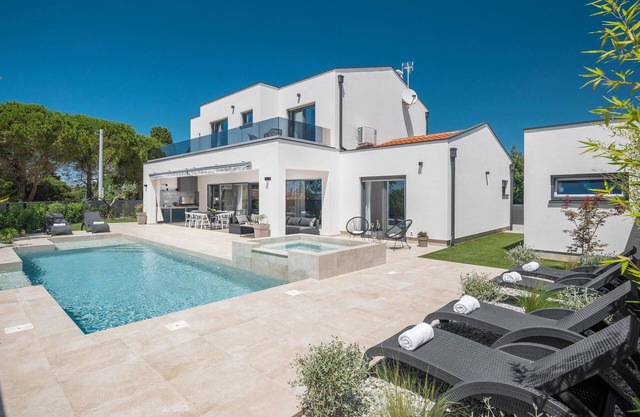 Cozy home in Banjole with WiFi