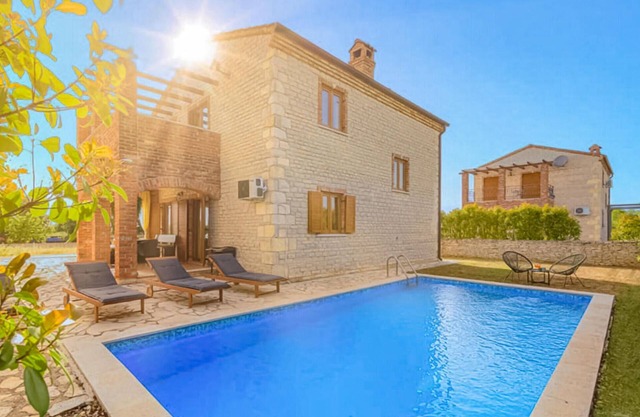 Cozy home in Cabrunici with WiFi