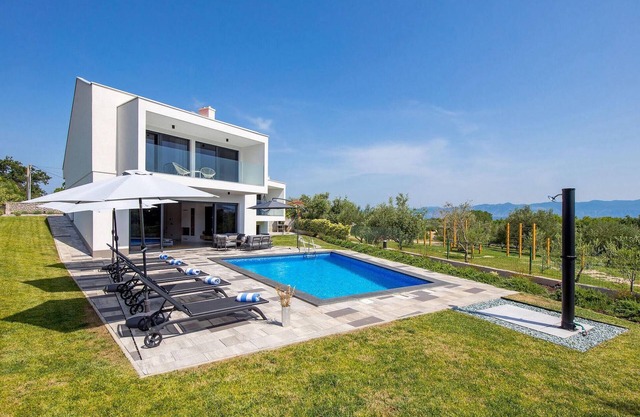 Cozy home in Dobrinj with sauna