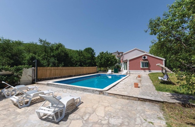 Cozy home in Gizdavac with WiFi