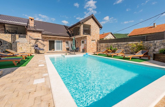 Cozy home in Gracac with sauna