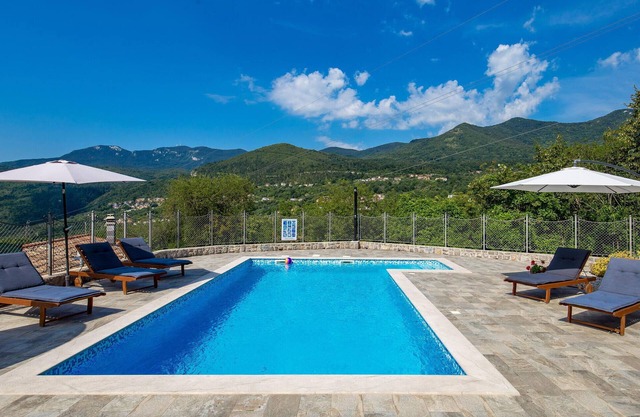 Cozy home in Icici with house sea view