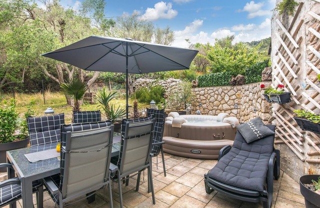 Cozy home in Miholascica with WiFi