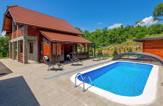 Cozy home in Perusic with jacuzzi