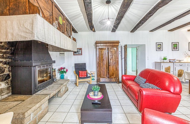 Cozy home in Pierrefiche with WiFi