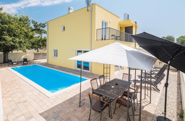 Cozy home in Porec with kitchen