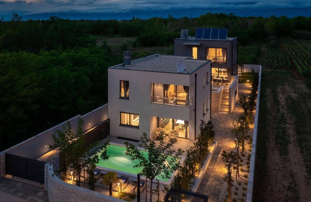 Cozy home in Privlaka with sauna