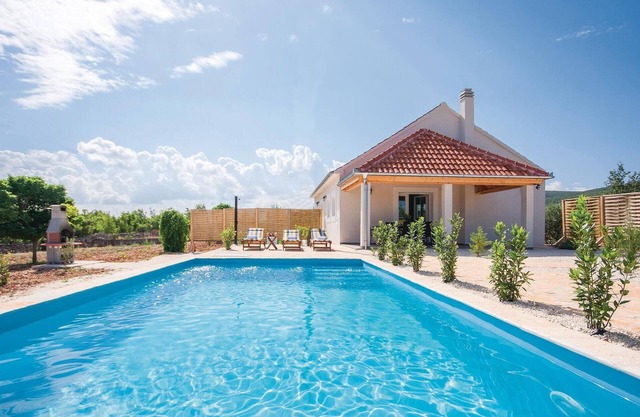 Cozy home in Radonic with WiFi