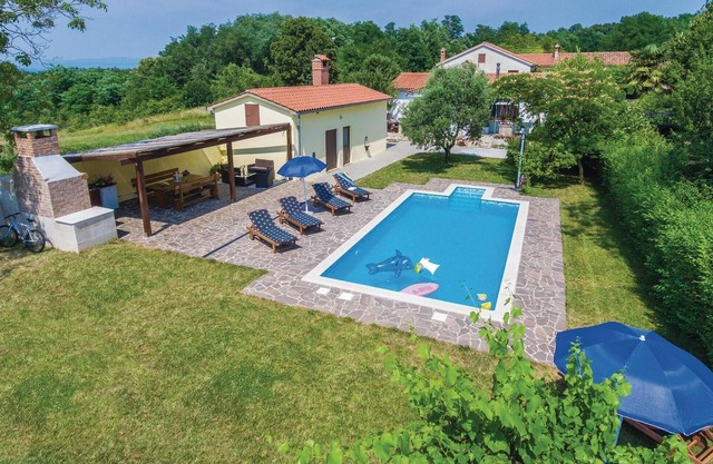 Cozy home in Ruzici with kitchen