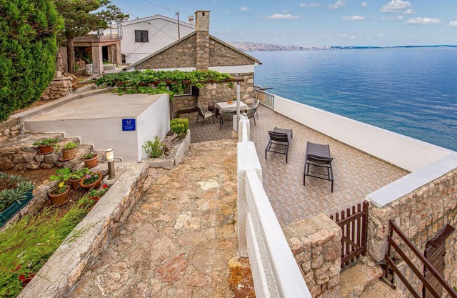 Cozy home in Starigrad