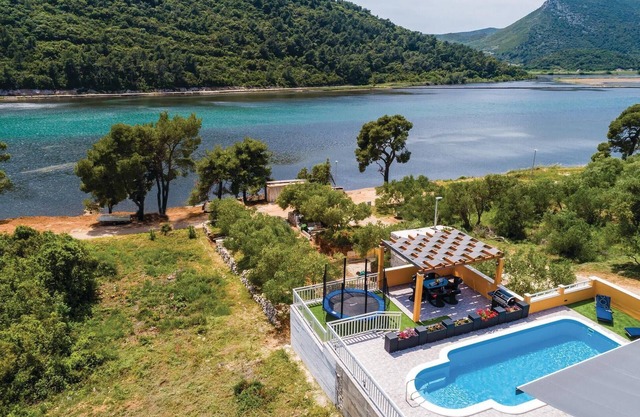 Cozy home in Ston with WiFi