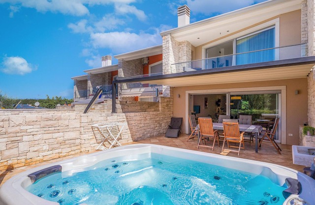 Cozy home in Umag with sauna