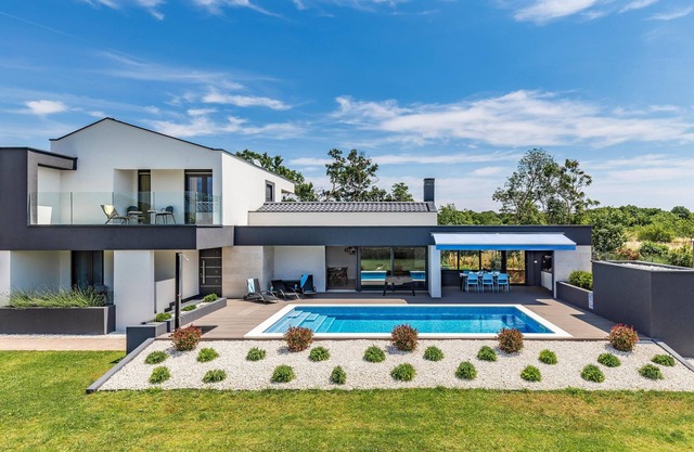 Cozy home in Valbandon with WiFi