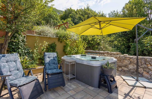 Cozy home in Veli Dol with jacuzzi