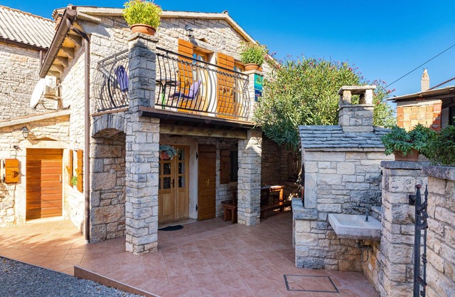 Cozy home in Zminj with kitchen