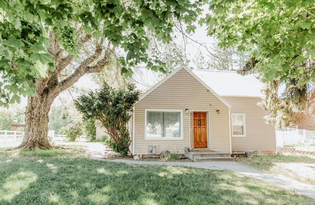 Cozy Home: Near Lake, Trails & Logan, Free Paddleboards! Dog Friendly