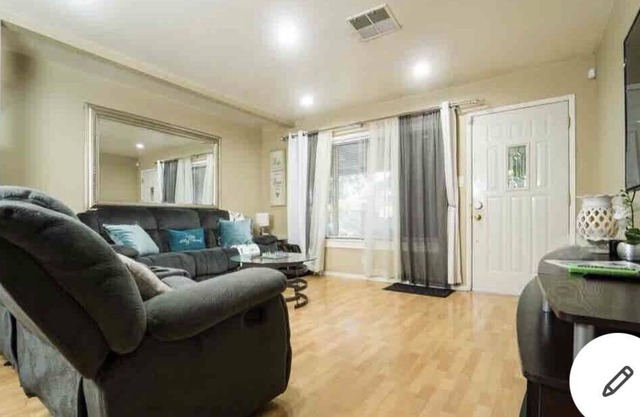 Cozy home w/ a King size bed near Hospital and Downtown.