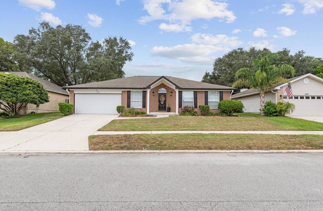 Cozy home with large fenced in yard just minutes to Mayo, UNF, and beaches.
