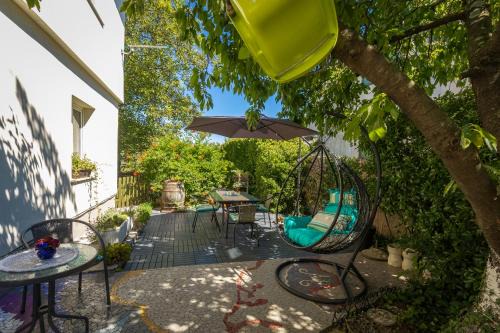 Cozy Home with Private Garden - Happy Rentals