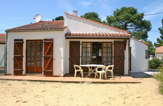 Cozy House with Garden Near Forest, 500m from Beach, Pet-Friendly