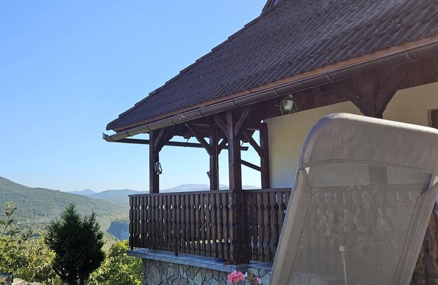 Cozy House Živko with Balcony, 10 min drive to Plitvice lakes!