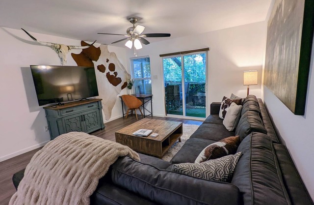 Cozy in Heart of S. Lamar