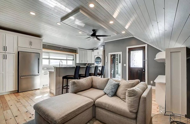 Cozy Indianapolis Getaway~Heart of Downtown~5 Min Mass Ave~Perfect for 4