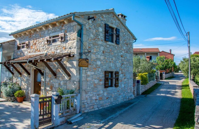 Cozy istrich stone house with fireplace and garden