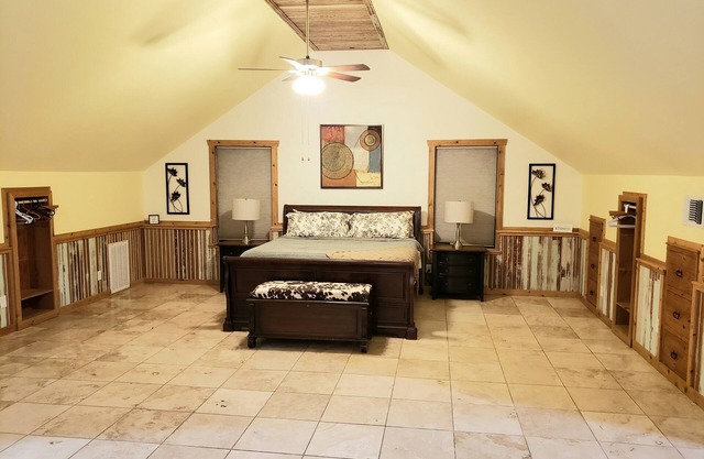 Cozy King Suite with WiFi, AC in lovely Bastrop!