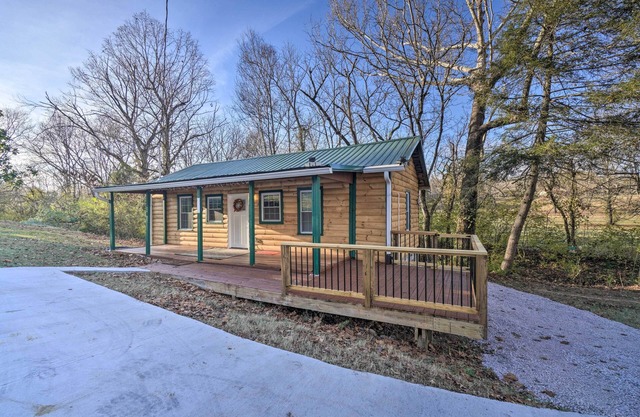 Cozy Knoxville Getaway ~ 8 Mi to Downtown!