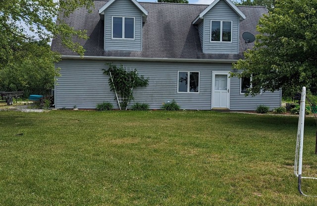 Cozy lake front apartment on Waldron Lake for weekly or weekend getaways.