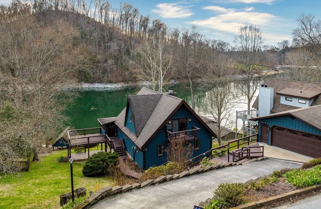 Cozy Lake house on Boone Lake with private dock