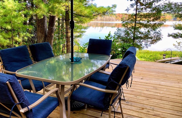 Cozy Lakefront Cabin Near Interlochen