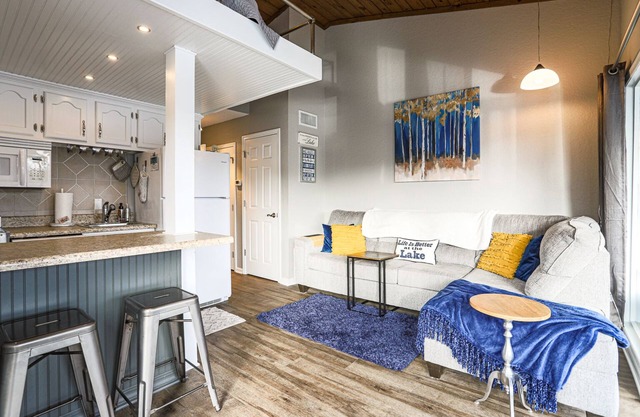 Cozy Lakefront Condo - 2 Queen Beds, 1 Bath w/Main Channel View MM20 Osage