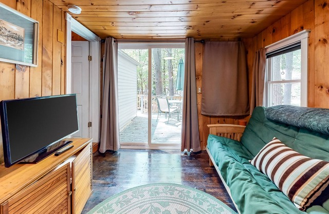 Cozy lakefront cottage in the trees with front porch & AC - walk the lake