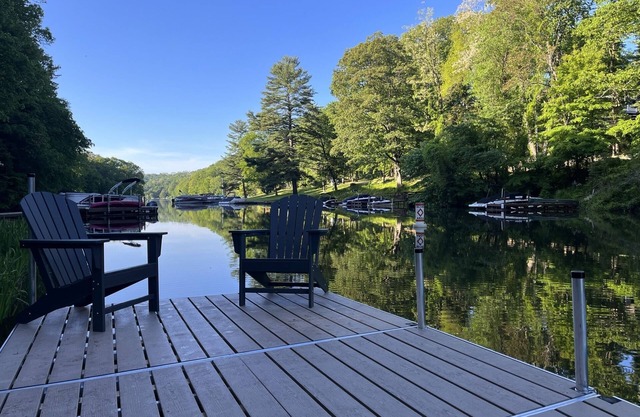 Cozy Lakefront Cottage on Candlewood- swim, relax, hike, wineries 90min from NYC