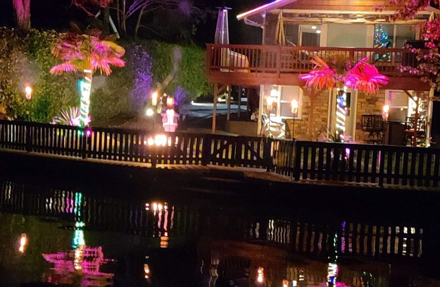 Cozy Lakefront retreat with stunning Mt Rainier Views