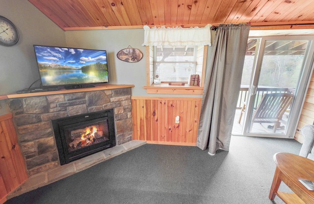 Cozy lodge near PA Grand Canyon, Cherry Springs & Pine Creek, AC, WiFi, hot tubs
