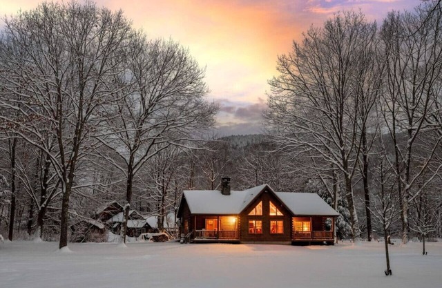 Cozy Log Cabin on the River | Fireplace | Loft