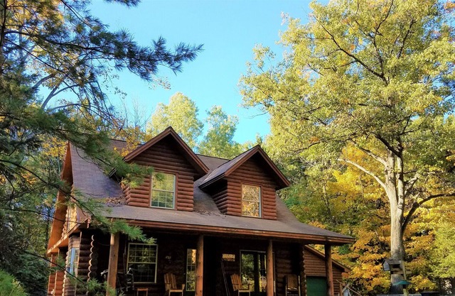 Cozy log home with lake access and near the Trading Post. Pet Friendly.