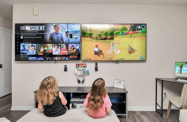 Cozy Luxury Home, Games, King Bed, Sleeps 12