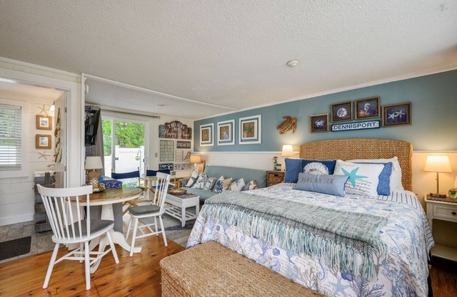 Cozy Mid-Cape Studio Steps to the Beach